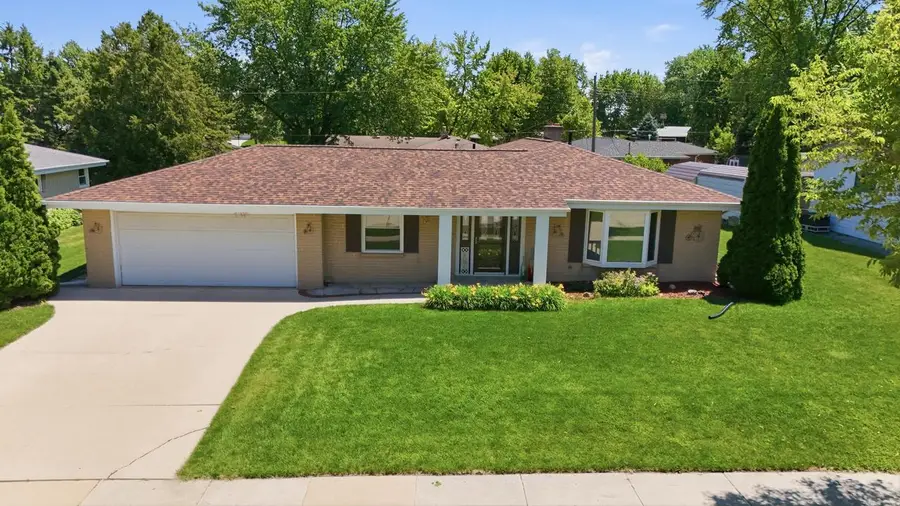 605 E Laverne DRIVE, Oak Creek, WI 53154 - #2