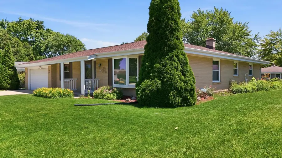605 E Laverne DRIVE, Oak Creek, WI 53154 - #3
