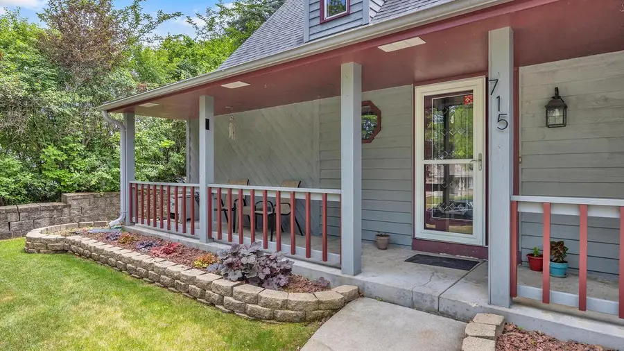 715 Hawthorn DRIVE, West Bend, WI 53095 - #2