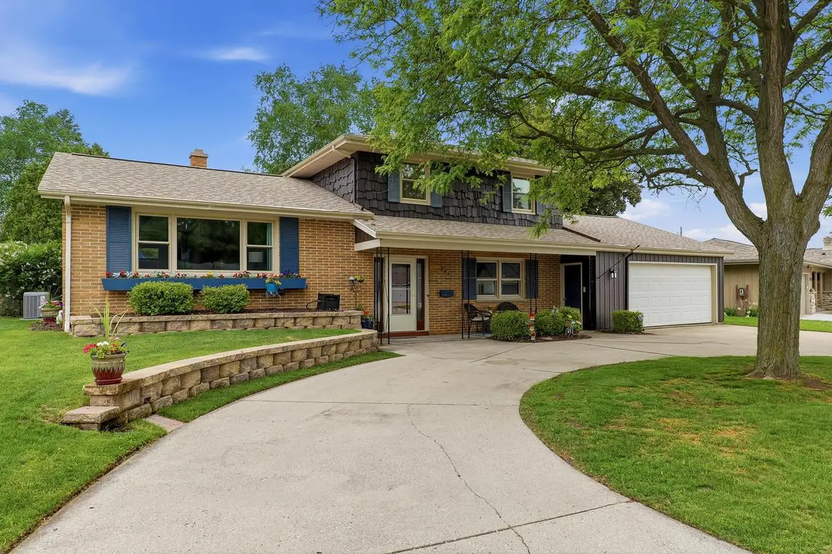 241 Crestwood DRIVE, Sheboygan Falls, WI 53085 - #1