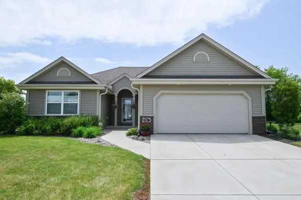 967 Log Cabin LANE, Belgium, WI 53004