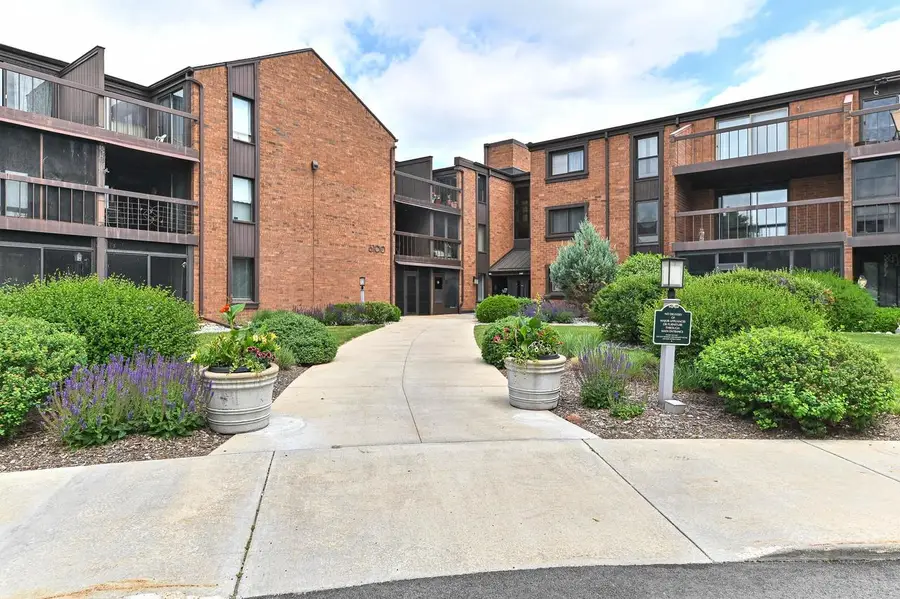 6100 W Stonehedge DRIVE #167, Greenfield, WI 53220 - #2