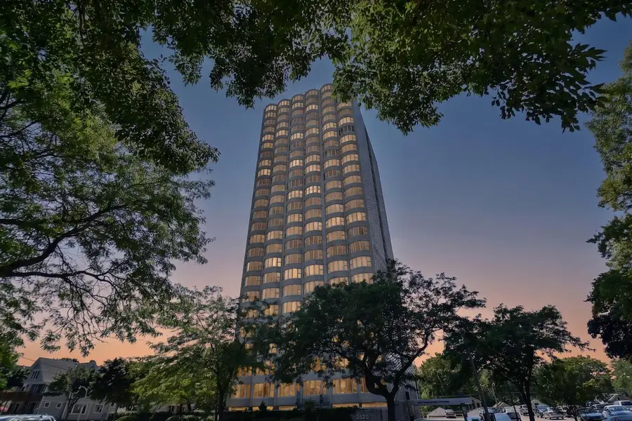 2525 S Shore DRIVE #15B, Milwaukee, WI 53207 - #2