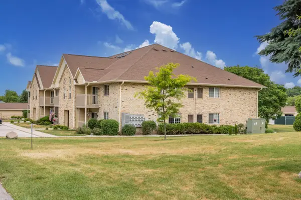 4835 Easy STREET #11, Hartland, WI 53029