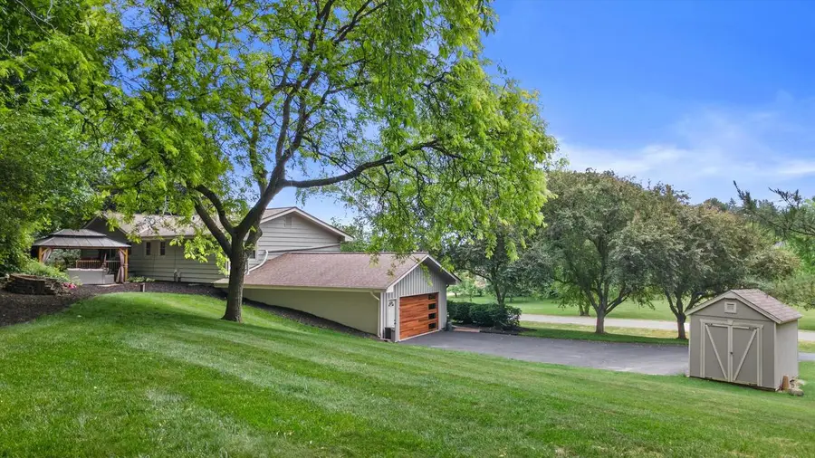 W290S2811 Carmarthen DRIVE, Waukesha, WI 53188 - #3