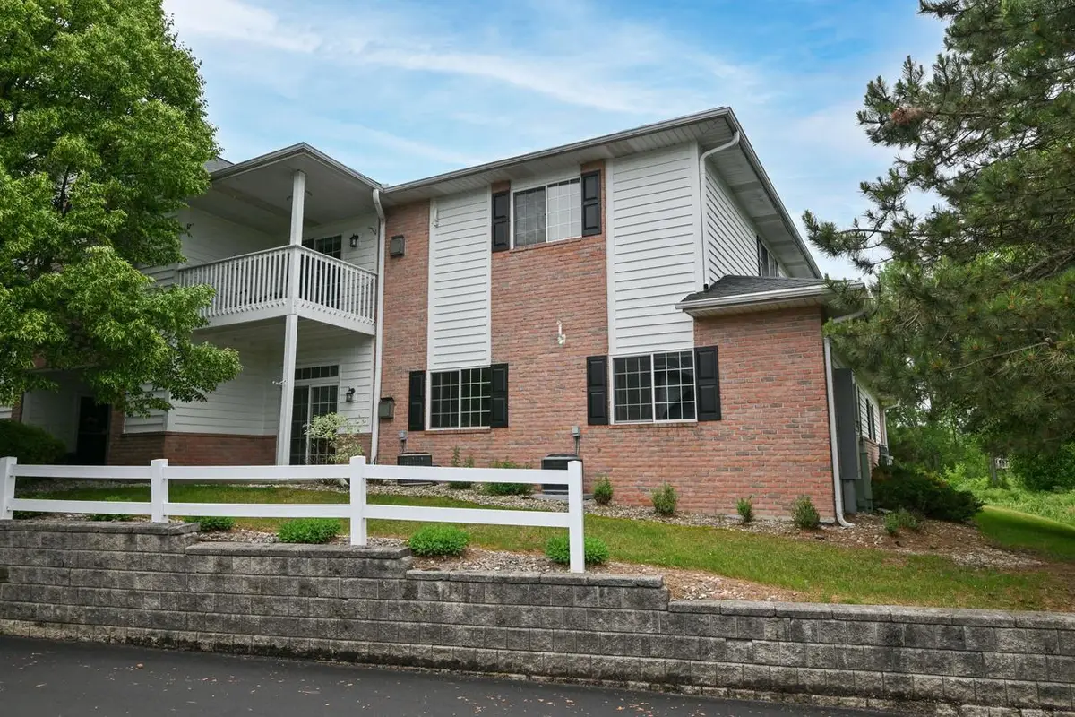 W241N2533 E Parkway Meadows CIRCLE #2, Pewaukee, WI 53072 - #1