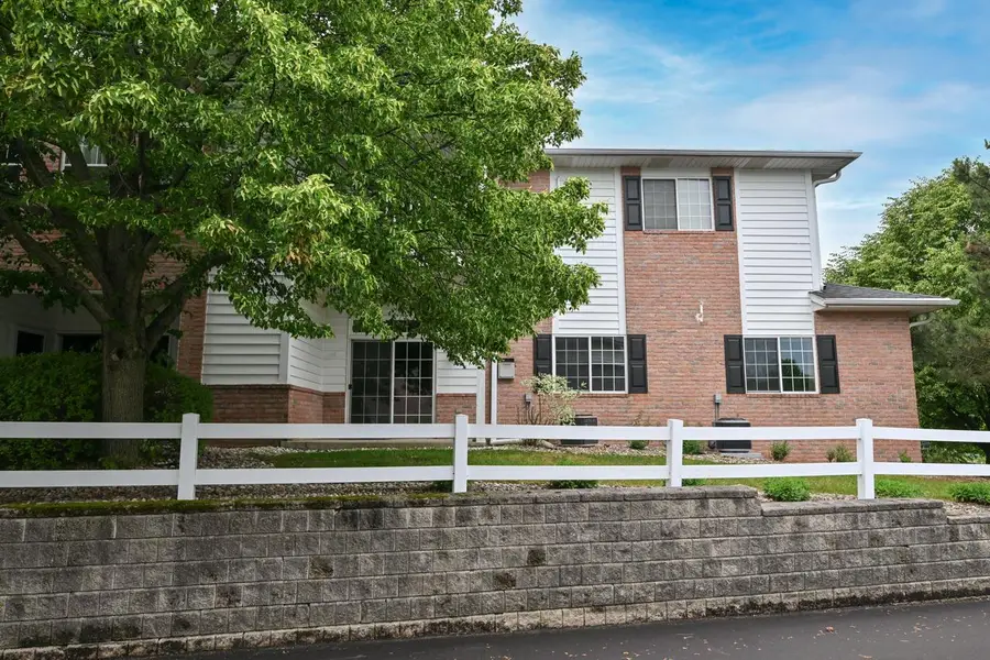 W241N2533 E Parkway Meadows CIRCLE #2, Pewaukee, WI 53072 - #2