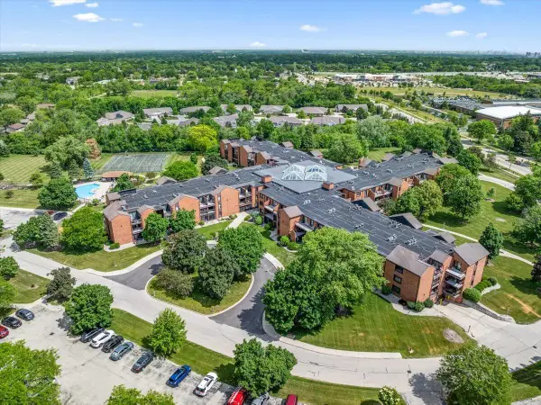 6100 W Stonehedge DRIVE #323, Greenfield, WI 53220