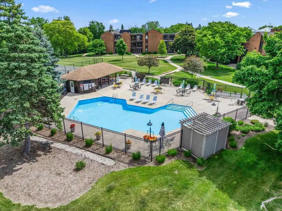 6100 W Stonehedge DRIVE #323, Greenfield, WI 53220 - #2