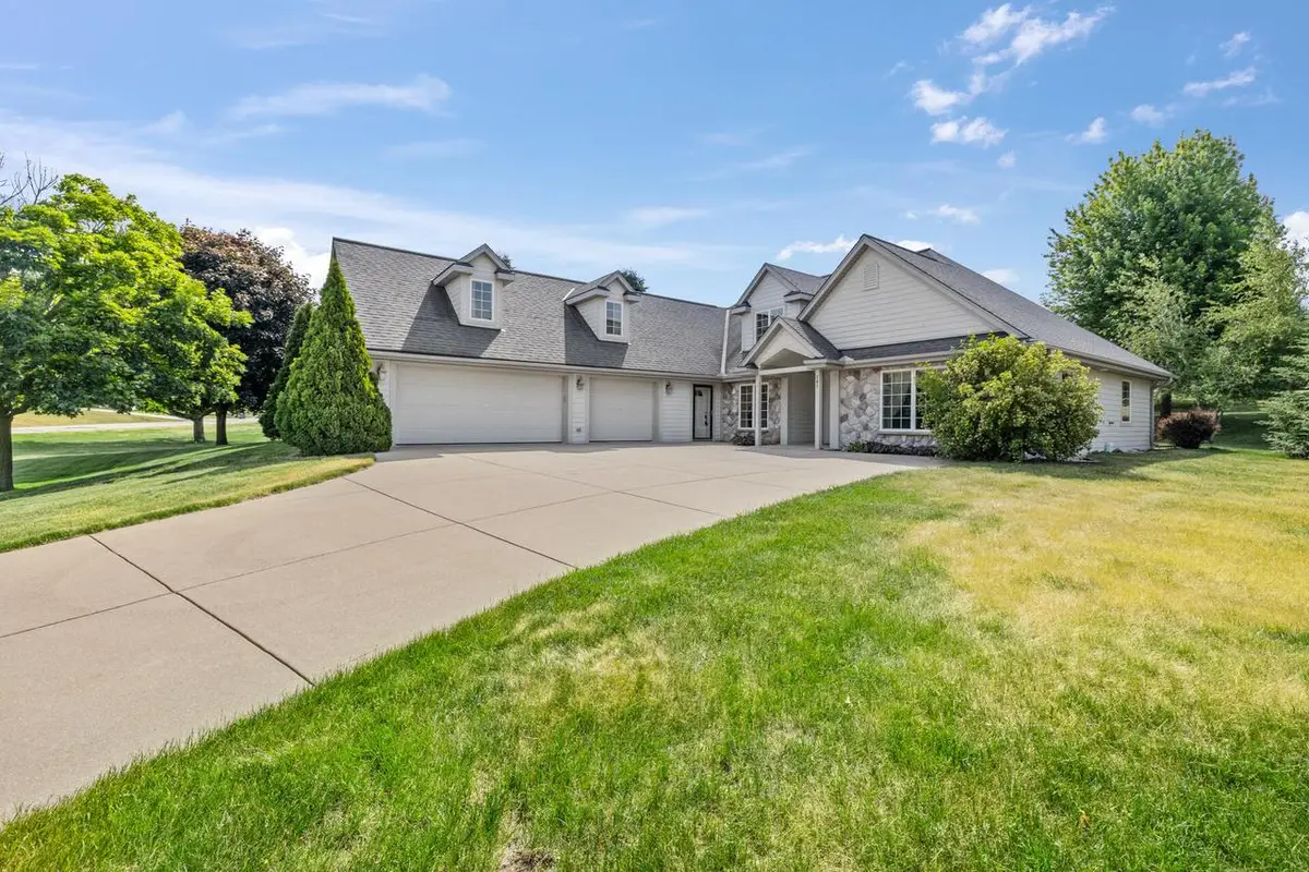 207 Hunters CROSSING N, Slinger, WI 53086 - #1