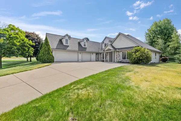 207 Hunters CROSSING N, Slinger, WI 53086