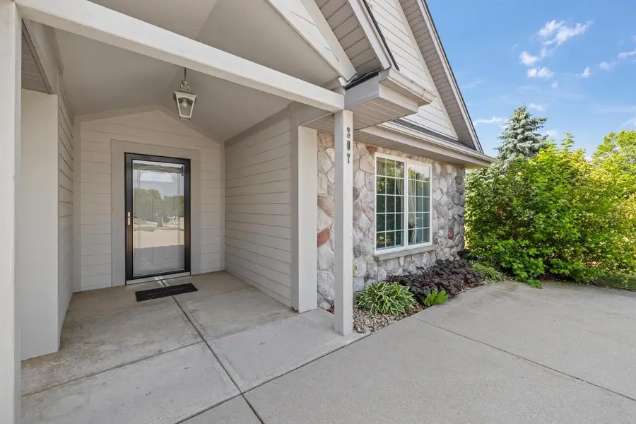 207 Hunters CROSSING N, Slinger, WI 53086 - #2