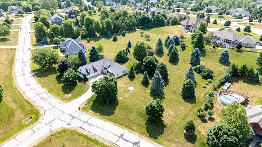 207 Hunters CROSSING N, Slinger, WI 53086 - #3