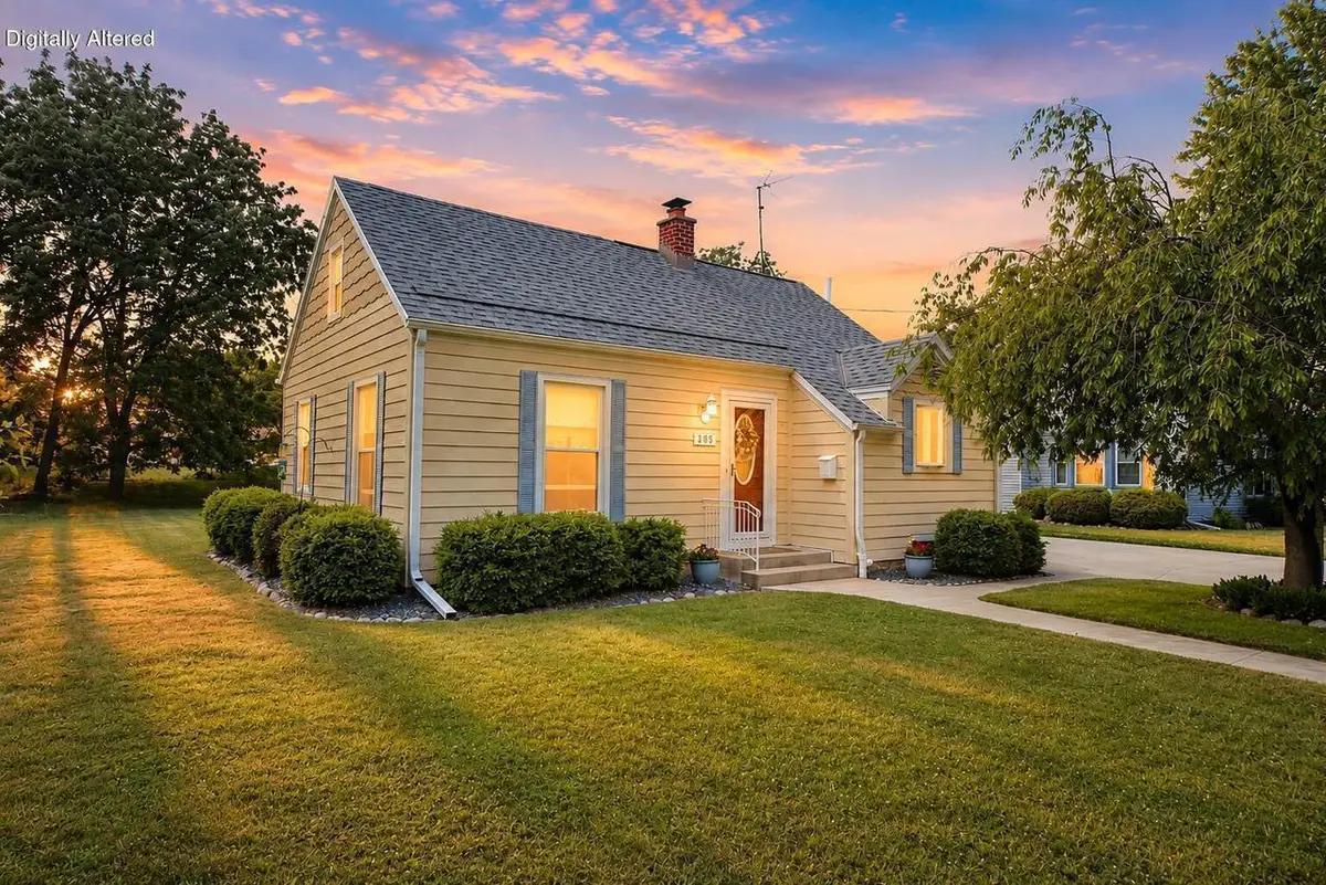 305 North AVENUE, Hartland, WI 53029 - #1