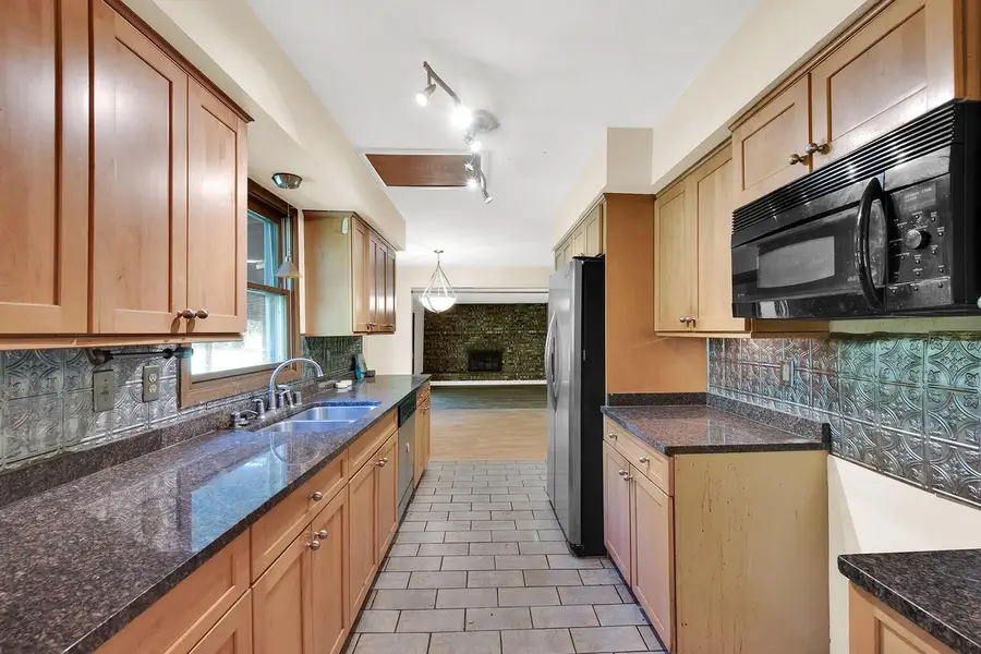 10124 W Vera AVENUE, Milwaukee, WI 53224 - #3