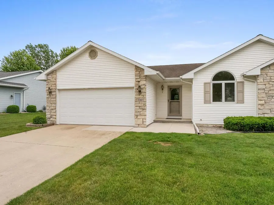 2312 Virginia DRIVE, Manitowoc, WI 54220 - #2