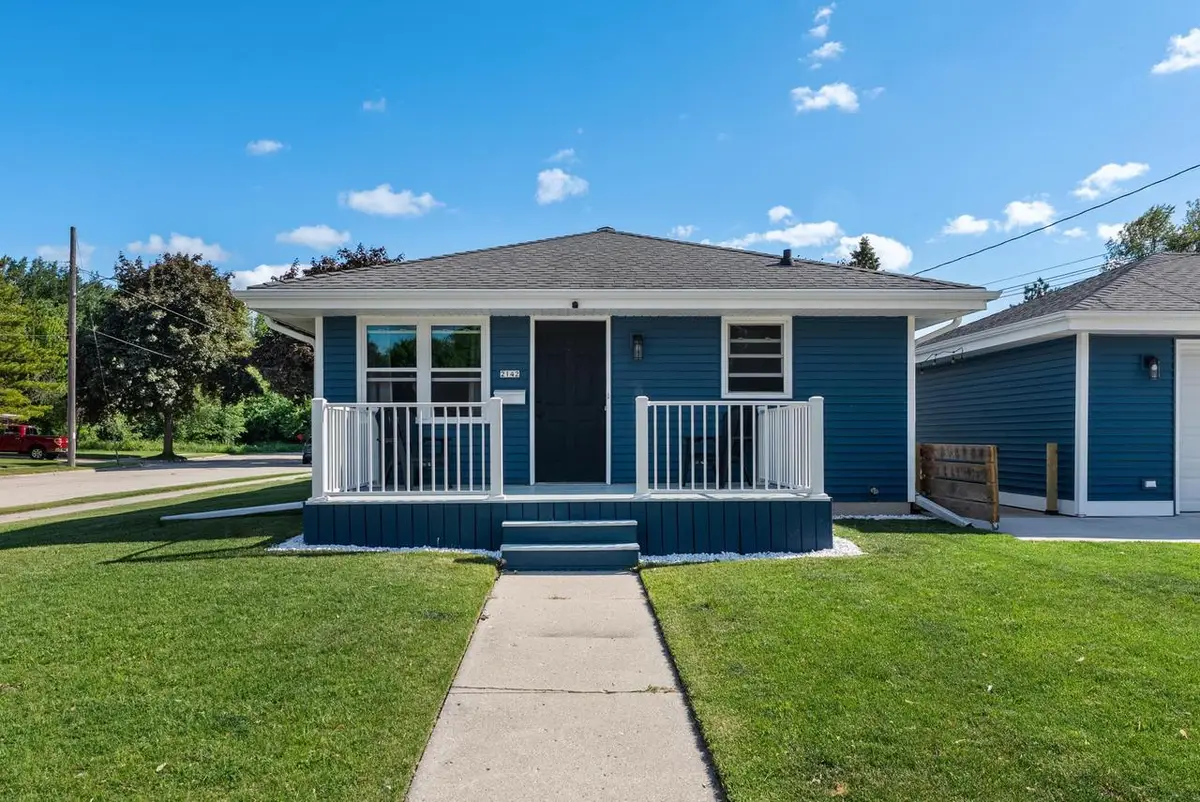 2142 Richmond AVENUE, Manitowoc, WI 54220 - #1
