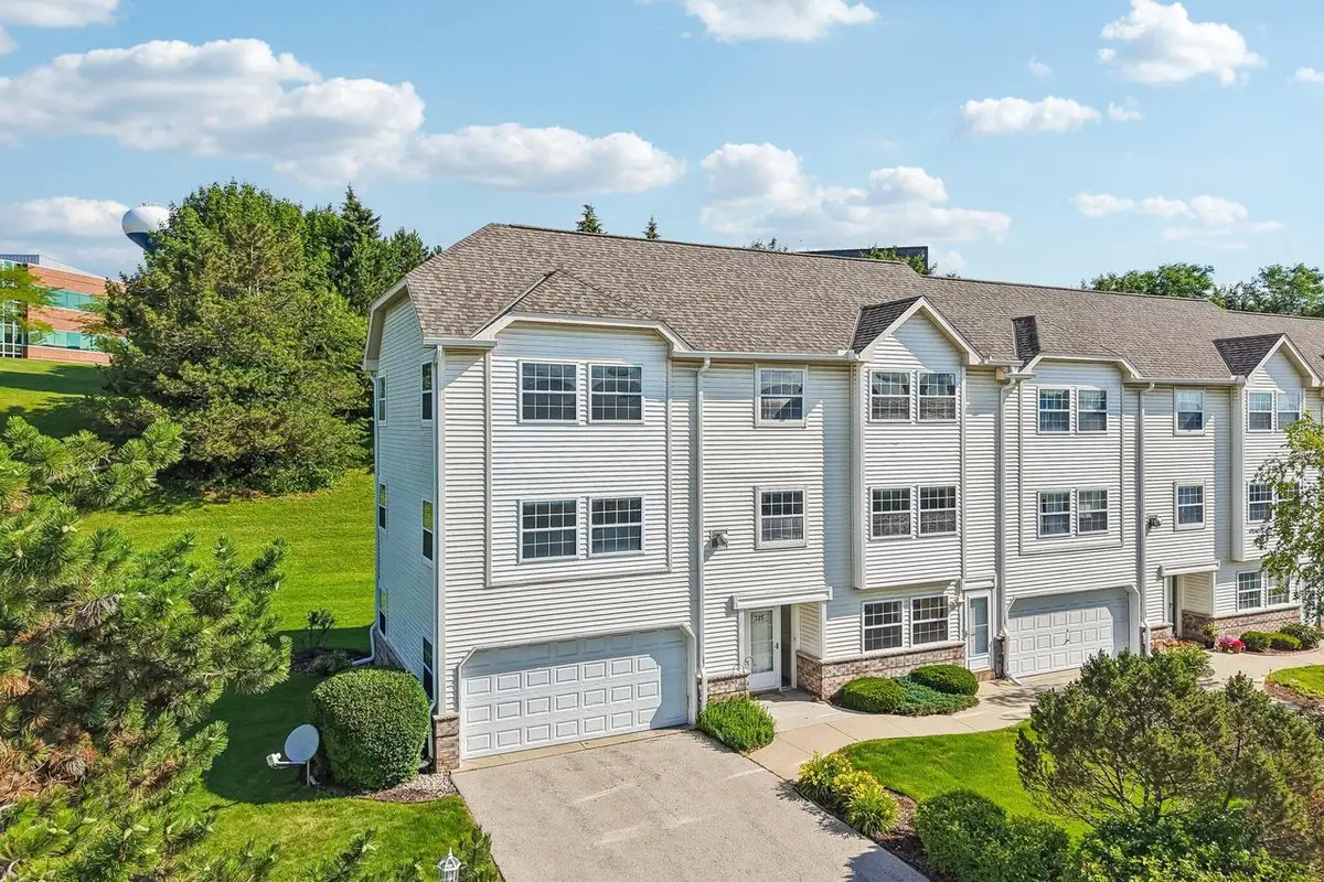 325 Kristin COURT W, Brookfield, WI 53045 - #1