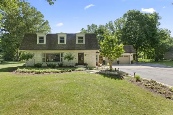 N8104 LaSalle CIRCLE, Oconomowoc, WI 53066