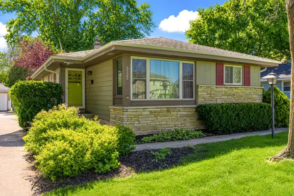 5522 N Mohawk AVENUE, Glendale, WI 53217
