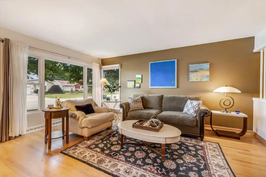 5522 N Mohawk AVENUE, Glendale, WI 53217 - #2