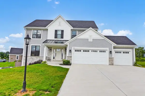 3741 Howell Oaks DRIVE, Waukesha, WI 53188