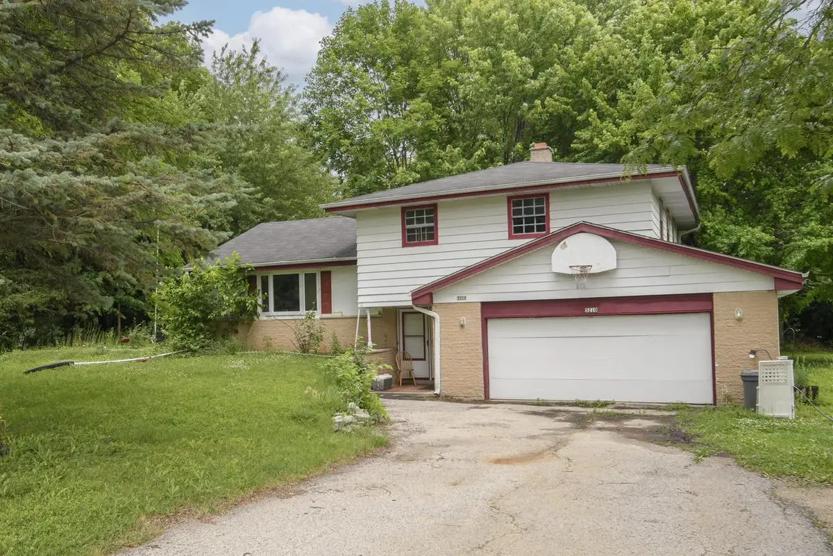 5210 S Balboa DRIVE, New Berlin, WI 53151 - #1