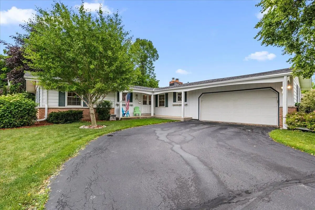 N90W17761 St Stevens DRIVE, Menomonee Falls, WI 53051 - #1