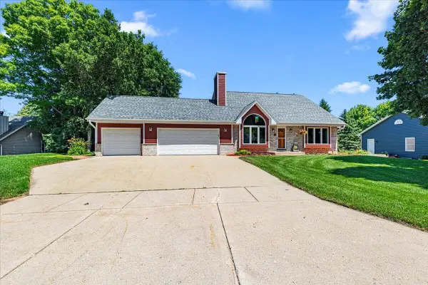 8370 W Hillsdale DRIVE, Franklin, WI 53132