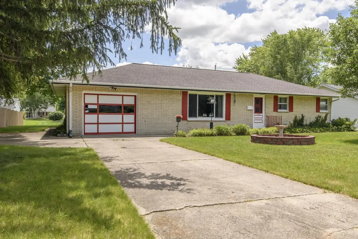 321 MacArthur DRIVE, Mukwonago, WI 53149 - #1