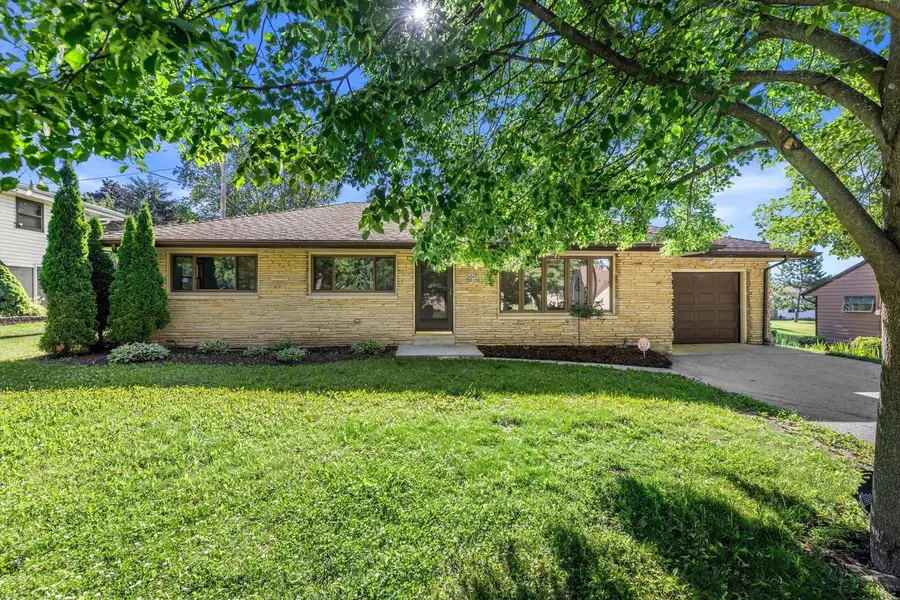 W238N6498 Elmwood AVENUE, Sussex, WI 53089 - #2