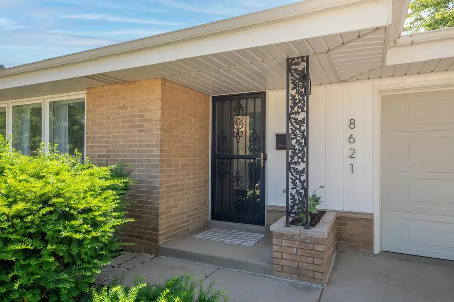 8621 W Grantosa DRIVE, Milwaukee, WI 53225 - #2