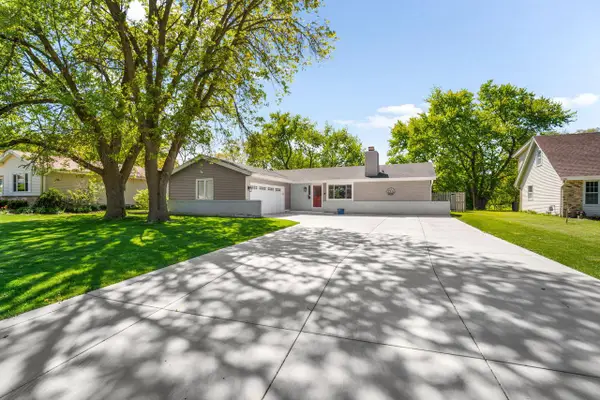 15449 W Mayflower DRIVE, New Berlin, WI 53151