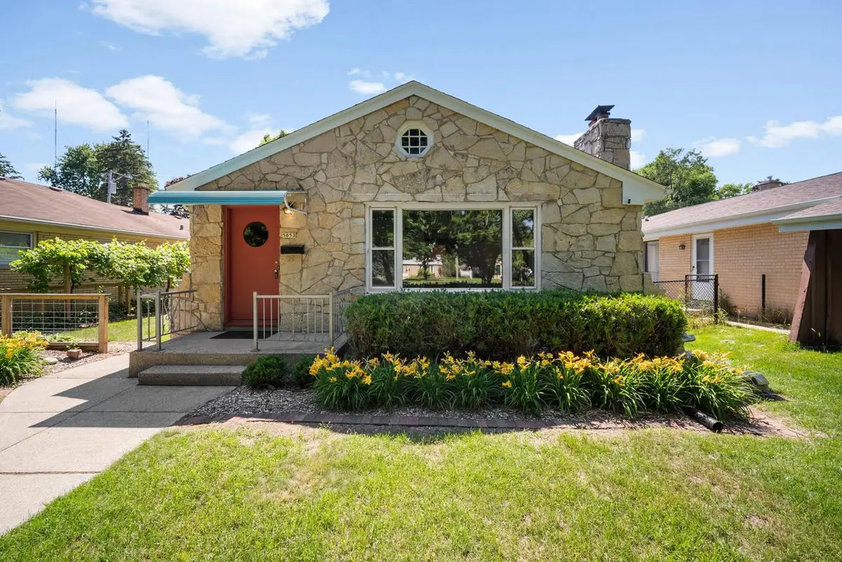 5653 N Milwaukee River PARKWAY, Glendale, WI 53209 - #1