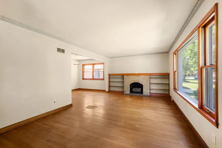 5653 N Milwaukee River PARKWAY, Glendale, WI 53209 - #3
