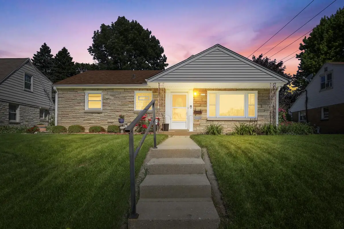 4310 W Anthony DRIVE, Greenfield, WI 53219 - #1