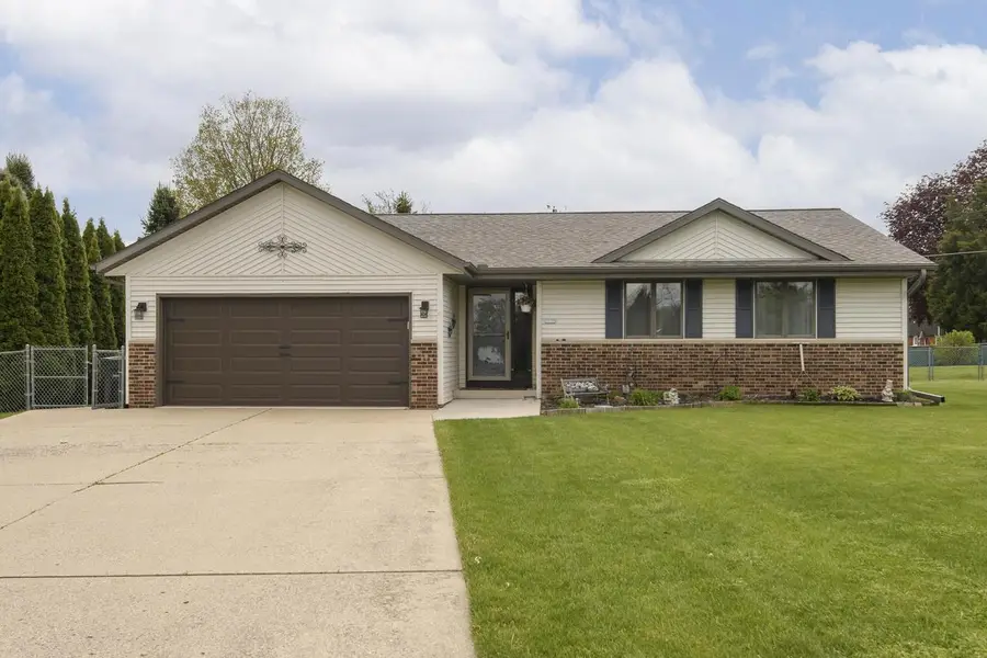 2775 Thomas DRIVE, East Troy, WI 53120 - #2