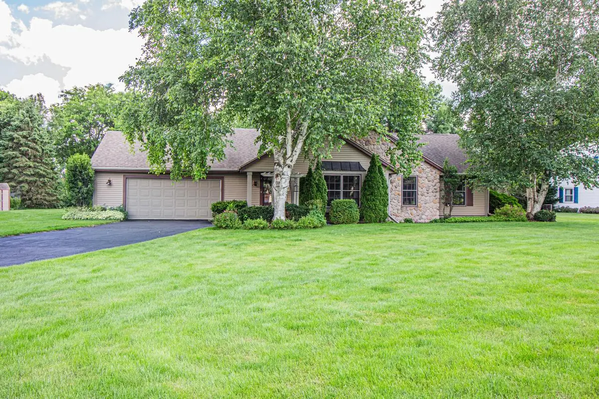 W273S2261 Drumlin DRIVE, Waukesha, WI 53188 - #1