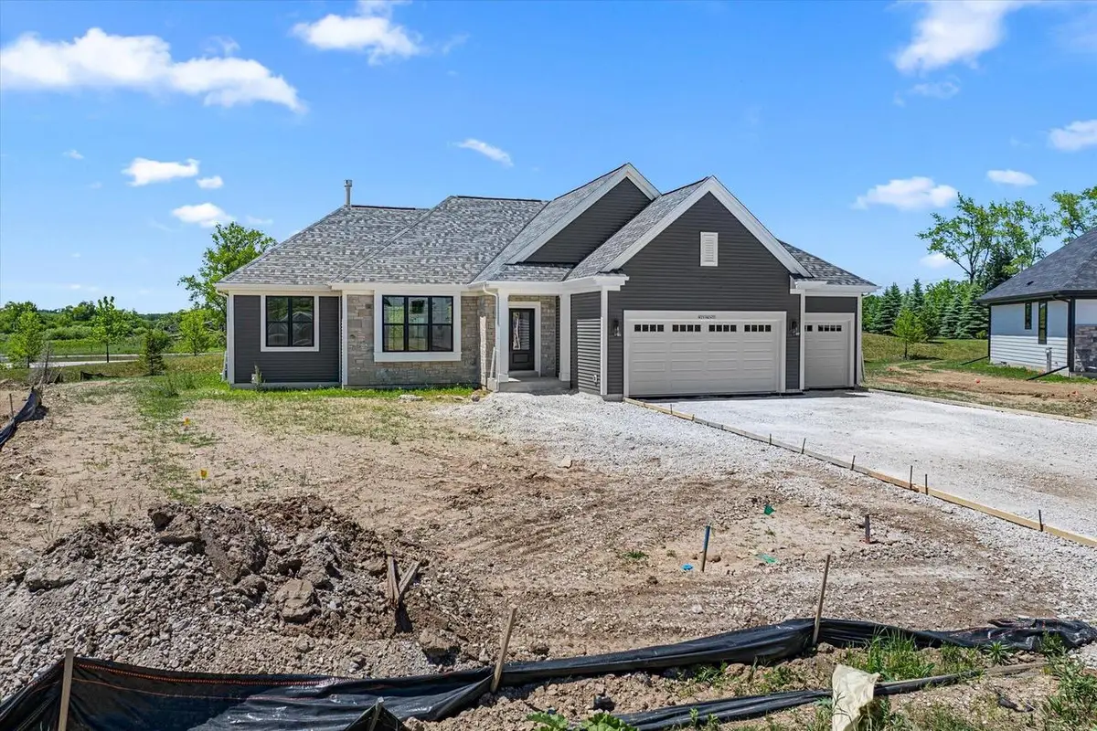 W251N2437 Valleyview CIRCLE, Pewaukee, WI 53072 - #1