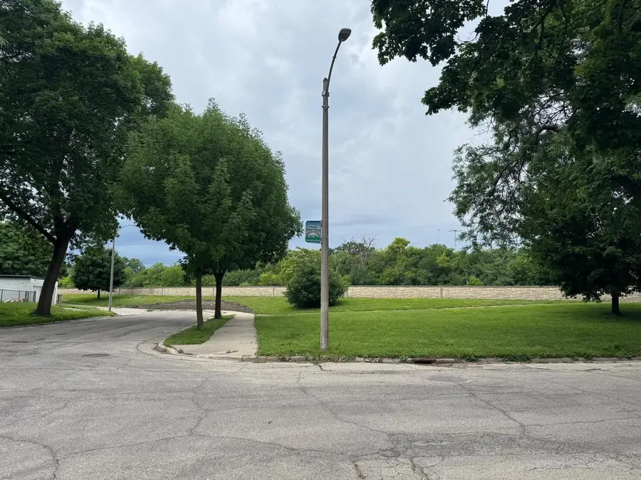 4026 W CLYBOURN STREET, Milwaukee, WI 53208 - #2