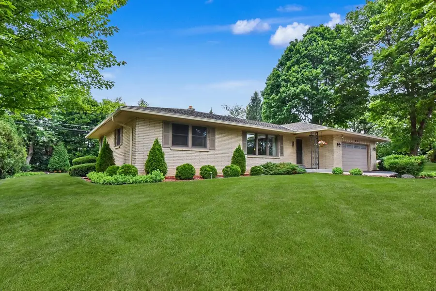 895 Copenhill DRIVE, Waukesha, WI 53186 - #3