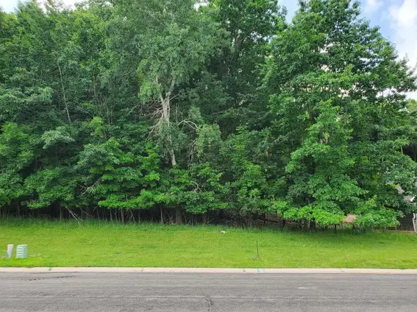 1041 WOODS EDGE DRIVE, Hartford, WI 53027