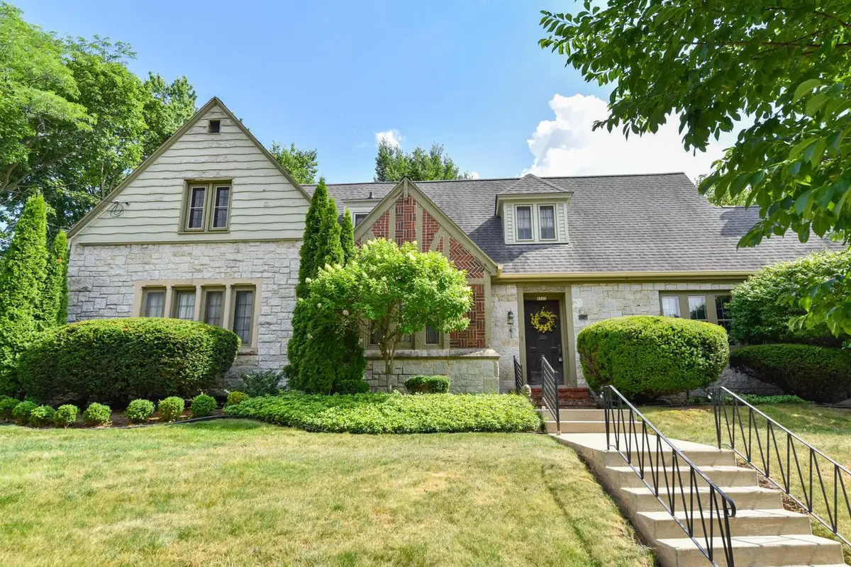 8525 Ravenswood CIRCLE, Wauwatosa, WI 53226 - #1