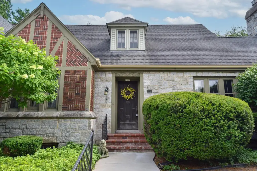 8525 Ravenswood CIRCLE, Wauwatosa, WI 53226 - #2