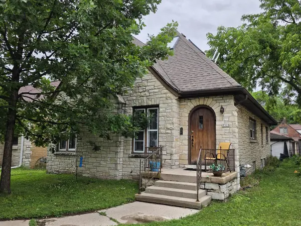 5528 W Auer AVENUE, Milwaukee, WI 53216