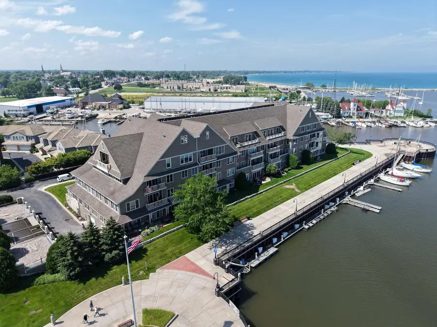 4 Gaslight DRIVE #302, Racine, WI 53403 - #2