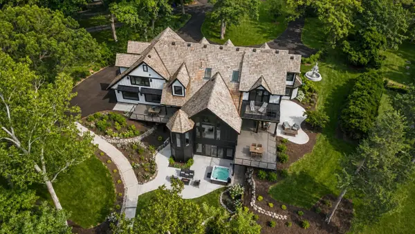 W335N5511 Island View LANE, Nashotah, WI 53058