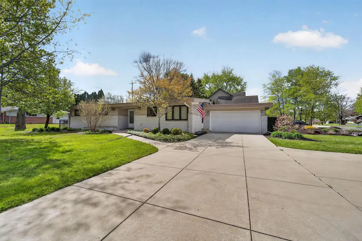 807 E Wahner PLACE, Bayside, WI 53217 - #1