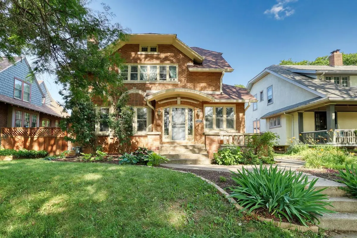 2530 N Grant BOULEVARD, Milwaukee, WI 53210 - #1