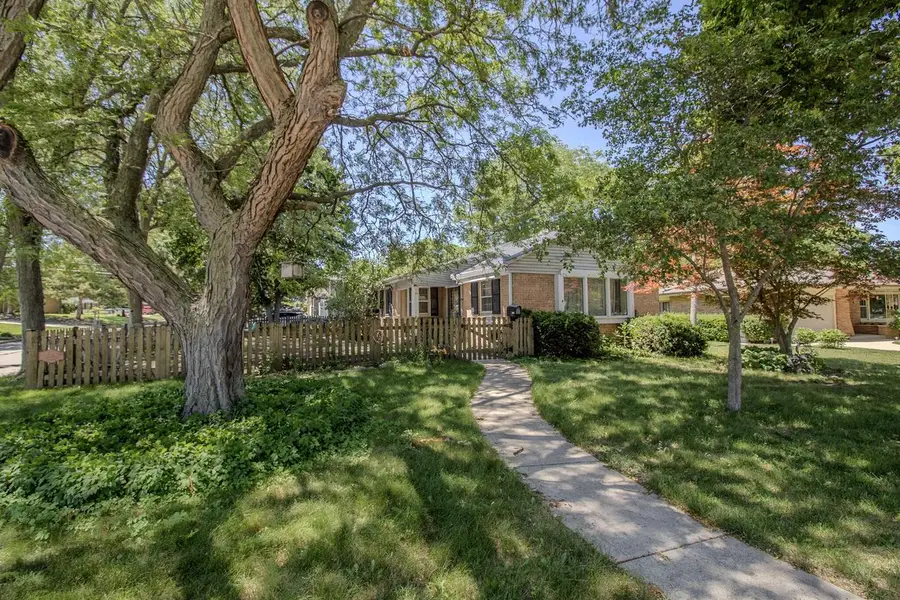 8146 W Raymond LANE, West Allis, WI 53219 - #2